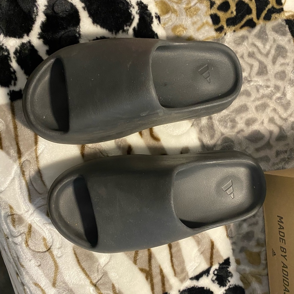 YEEZY SLIDE